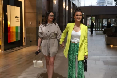 (FOTO) EVO KO JE DEVOJKA SA KOJOM SE MILICA DRŽALA ZA RUKE! Pevačica otkrila sve detalje!