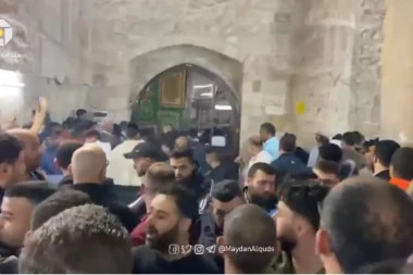 (VIDEO) OKO 230 RANJENIH U IZRAELU! Sukob muslimanskih vernika i policije! LETELE STOLICE, CIPELE, KAMENICE, ALI I GUMENI MECI!