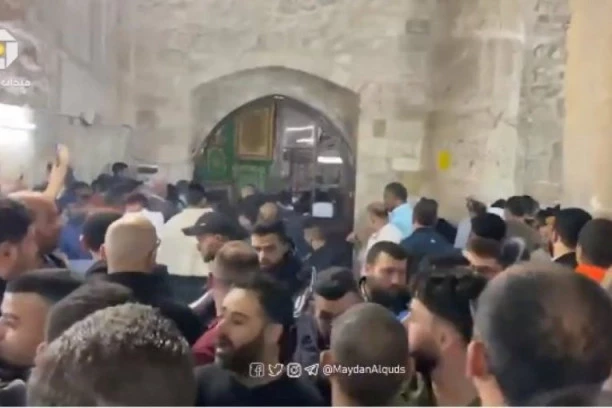 (VIDEO) OKO 230 RANJENIH U IZRAELU! Sukob muslimanskih vernika i policije! LETELE STOLICE, CIPELE, KAMENICE, ALI I GUMENI MECI!