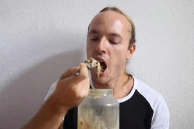 (FOTO, VIDEO) MLADI SE DROGIRAJU POKVARENIM, ŽIVIM MESOM! Od novog bizarnog trenda koji se ŠIRI INTERNETOM okrenuće vam se želudac