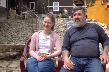 (FOTO, VIDEO) NA PRVI POGLED IZGLEDAJU KAO NORMALAN PAR, ALI JAVNOST NJIHOVU VEZU SMATRA BOLESNOM! On svojoj supruzi nije samo muž