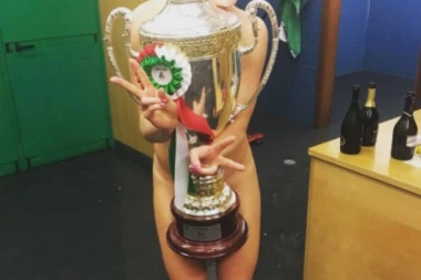 (FOTO) POTPUNO GOLA: Skinula se KAO OD MAJKE ROĐENA, odbojkašicu pokriva predmet u rukama