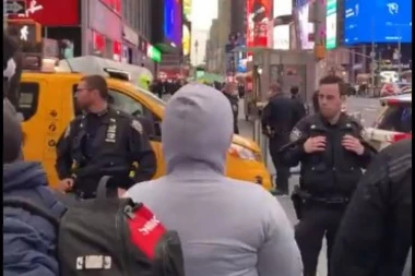 OPET PUCNJAVA U AMERICI! Na sred Tajms skvera ranjena žena i njena trogodišnja ćerka!