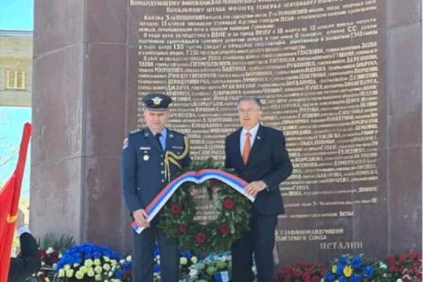 AMBASADOR NEBOJŠA RODIĆ U BEČU POLOŽIO VENAC NA SPOMENIK VOJNICIMA CRVENE ARMIJE!