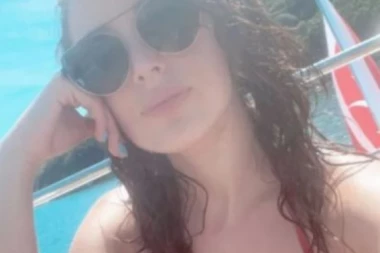 (FOTO) PRIJOVIĆKA SE SKINULA NA JAHTI, PA POKAZALA KAKO SE PROVODI SA MUŽEM!