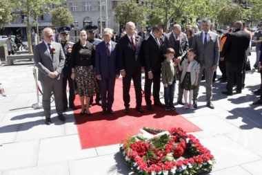 (FOTO) SRBI NISU ČEKALI NEMAČKE TENKOVE RAŠIRENIH RUKU: U Beogradu obeležen Dan pobede nad fašizmom!