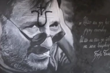 (FOTO) OSKRNAVLJEN BALAŠEVIĆEV MURAL! Ispisali USTAŠKI SIMBOL na kantautorovom liku!