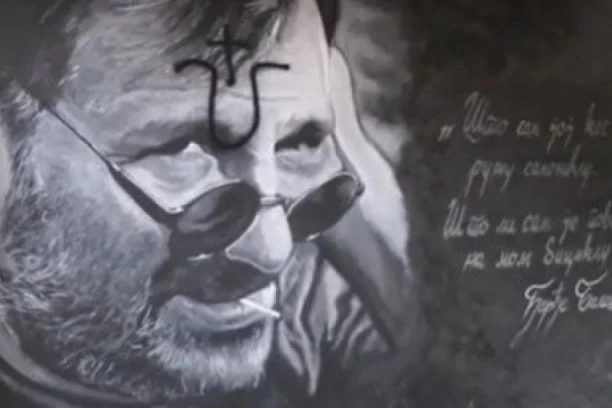 (FOTO) OSKRNAVLJEN BALAŠEVIĆEV MURAL! Ispisali USTAŠKI SIMBOL na kantautorovom liku!
