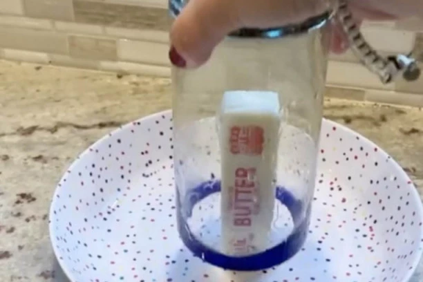 TRIK ZA BRŽE SPREMANJE KOLAČA: Ukoliko želite da OČAS POSLA omekšate maslac sve što vam je potrebno je JEDNA obična čaša! (VIDEO)