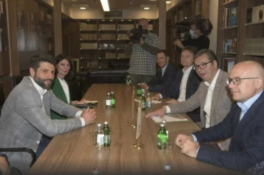 (FOTO GALERIJA) POČEO SASTANAK VUČIĆA I ŠAPIĆA OKO UJEDINJENJA!