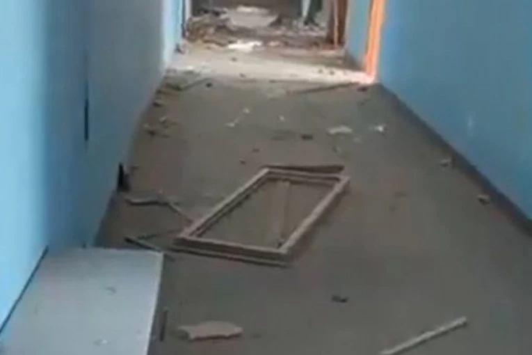 (FOTO/VIDEO) OVAKO IZGLEDA ŠKOLA POSLE KRVAVOG NAPADA: Ranjena deca leže ispred zgrade!
