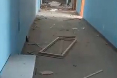 (FOTO/VIDEO) OVAKO IZGLEDA ŠKOLA POSLE KRVAVOG NAPADA: Ranjena deca leže ispred zgrade!