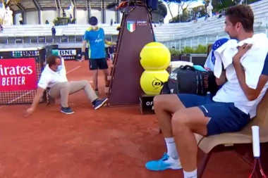 (VIDEO) BIBLIJSKA SCENA U RIMU: Sudija POLETEO sa stolice pa se PROSUO na šljaku - Hrvat OČIMA ne VERUJE!