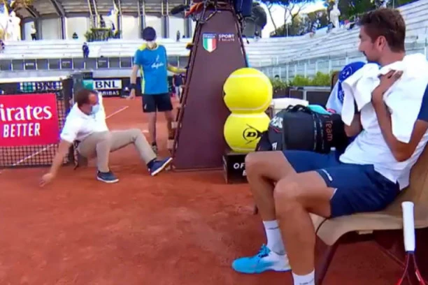 (VIDEO) BIBLIJSKA SCENA U RIMU: Sudija POLETEO sa stolice pa se PROSUO na šljaku - Hrvat OČIMA ne VERUJE!