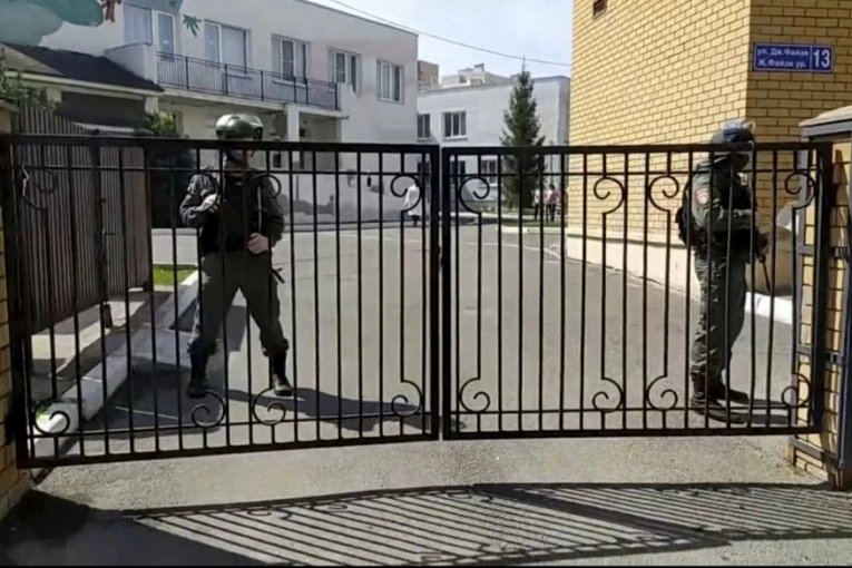 BOLUJE OD DEPRESIJE, KORISTI TERAPIJU: Prvi detalji o dečaku sa CRNOM MASKOM koji je nožem u školi napao UČENICE!