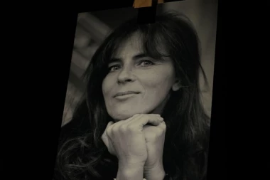 (FOTO) U TOKU KOMEMORATIVNI SKUP POSVEĆEN MIRI FURLAN: Mali broj kolega došao da se oprosti od čuvene glumice!