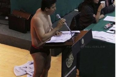 (FOTO, VIDEO) POSLANIK SE SKINUO GO U PARLAMENTU! Potez koji je nasmejao ljude širom planete, iako mu je motiv i više nego TRAGIČAN!