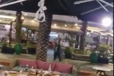 (FOTO, VIDEO) JEZIVE SLIKE TEL AVIVA POSLE NAPADA HAMASA! Na ljude pala raketa dok su snimali udare!