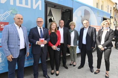(FOTO) Vesić obišao mobilni punkt za vakcinaciju u Grockoj