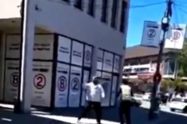 (VIDEO) Horor SNIMAK iz Raške oblasti: Muškarac drži NOŽ, psuje SRBE i uzvikuje Alahu Akbar!