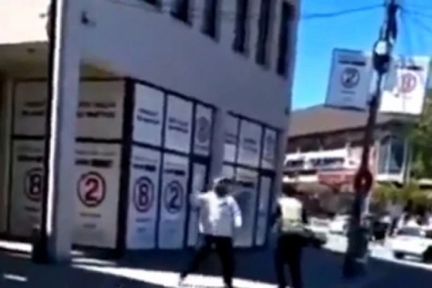 (VIDEO) Horor SNIMAK iz Raške oblasti: Muškarac drži NOŽ, psuje SRBE i uzvikuje Alahu Akbar!