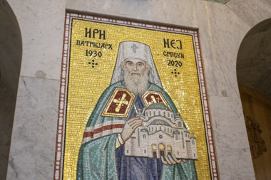 (FOTO) OTKRIVAMO! Pogledajte NEVEROVATNE PRIZORE iz Hrama Svetog Save: Dva mozaika sa patrijarhom Irinejom krase najveću srpsku svetinju