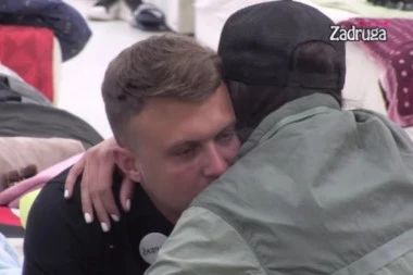 (VIDEO) KARIĆ SE VRATIO U ZADRUGU! Jovana ga sa zagrljajem dočekala na vratima, nije mogao da sakrije tugu posle sahrane!