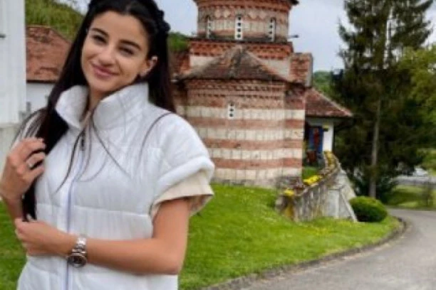 (FOTO) UTEGNUTA DA SVE PUCA: Marina Gagić GORI od kad je slobodna!