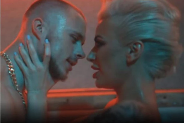 (VIDEO) POZNATA VODITELJKA UŽIVA U BAZENU SA DVA MUŠKARCA: SNIMILI svaki detalj!