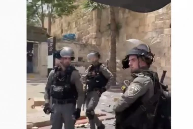 ZAUSTAVLJEN U POSLEDNJEM TRENUTKU! Vojnik ispred džamije hteo da baci bombu na okupljene ljude