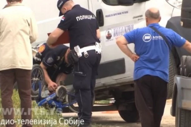 DEČAKA UBIO KOMBI dok je sa majkom čekao da podigne NOVČANU POMOĆ! ČITAJTE U SRPSKOM TELEGRAFU!