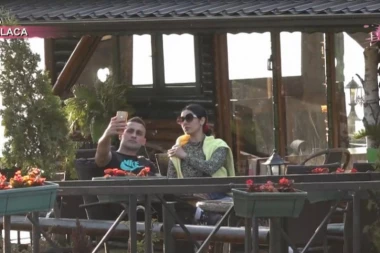 (FOTO) UMESTO SA SINOVIMA, TANJA SAVIĆ SE SA NJIM PROVODI U SMEDEREVU: Snimljen svaki korak pevačice!