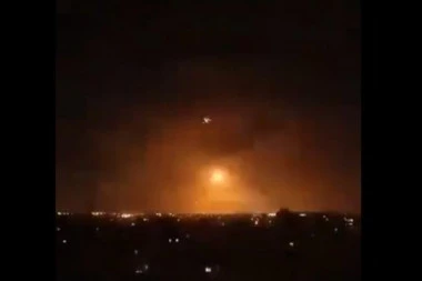 (VIDEO) ESKALIRAO SUKOB U POJASU GAZE: Haos nastavljen i tokom noći, napadnut međunarodni AERODROM, rakete usijale nebo