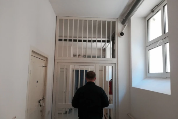 IZBO ZATVORENIKA ČETKICOM ZA ZUBE! Radulac osuđen na sedam godine, tokom šetnje u zatvoru mu zabio improvizovani bodež u vrat!