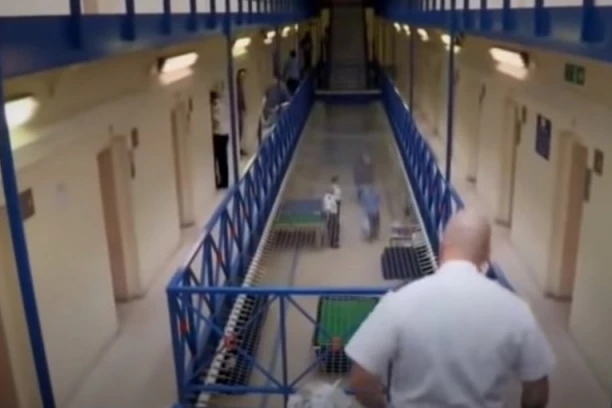 ZLOSTAVLJALI, PONIŽAVALI I TUKLI ZATVORENIKE! Osuđena 52 zatvorska čuvara u Italiji!