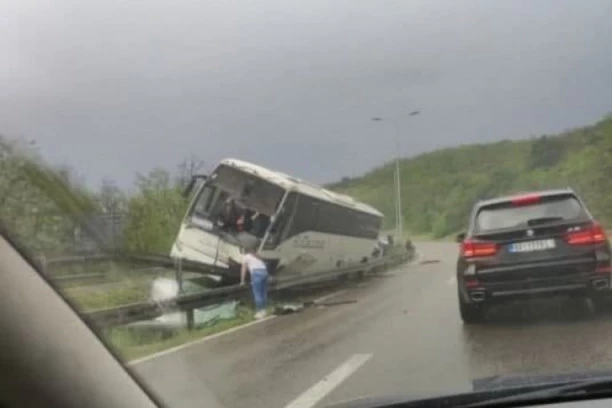 UŽAS NA AUTOPUTU, PREVRNUO SE AUTOBUS! Četiri ekipe Hitne pomoći na licu mesta! (FOTO)