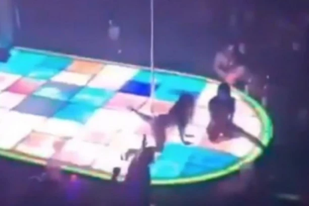 (VIDEO) PRAVI PROFESIONALAC: Striptizeta pala sa VISOKE šipke i razbila se o POD, a onda je ostavila sve BEZ DAHA!