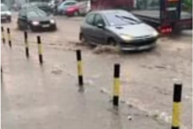 KATAKLIZMA NA AUTOKOMANDI! Džinovski gejzir nasred jedne od najpometnijih saobraćajnica u Beogradu! VOZAČI NE ZNAJU GDE ĆE! (VIDEO)