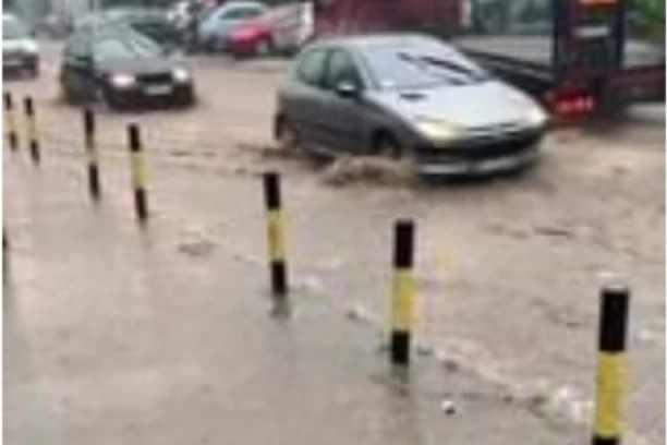 KATAKLIZMA NA AUTOKOMANDI! Džinovski gejzir nasred jedne od najpometnijih saobraćajnica u Beogradu! VOZAČI NE ZNAJU GDE ĆE! (VIDEO)