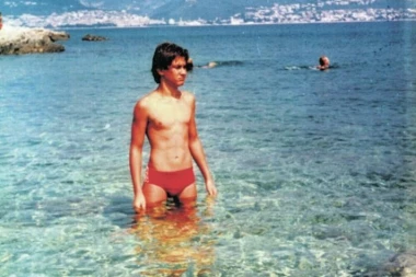 PROCURILA GOLIŠAVA FOTKA IZ MLADOSTI JEDNOG OD NAJMOĆNIJIH POLITIČARA U REGIONU! Šokiraraćete se kad vidite o kome je reč