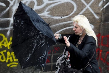 JAK VETAR PROBUDIO BEOGRAĐANE: Snažno nevreme jutros pogodilo delove prestonice (VIDEO)