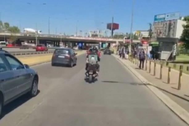 (VIDEO) SKANDAL NA AUTOKOMADI! Muškarac rizikovao sopstveni život zbog PIVA, svi su gledali u njegove ruke!