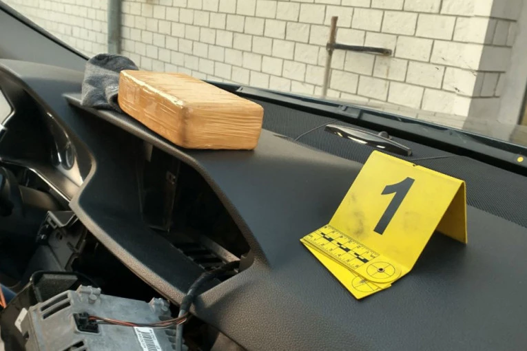 (VIDEO) CRNOGORAC U KRALJEVU PAO ZBOG HEROINA! Pokušao da sakrije drogu na dva mesta u automobilu!
