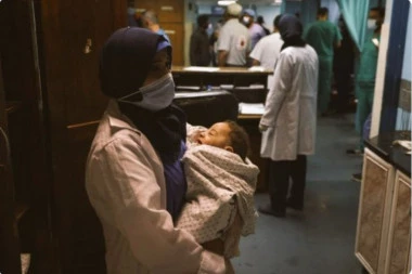 (FOTO, VIDEO) PETOMESEČNI DEČAK POSLE TRI DANA IZVUČEN IZ RUŠEVINA U GAZI! Nađen pored mrtve majke!