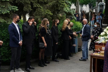 (FOTO, VIDEO) POSLEDNJI ISPRAĆAJ LEGENDARNOG REDITELJA: Božidar Nikolić sahranjen je u Aleji zaslužnih građana!