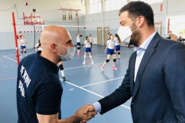 MINISTAR UDOVIČIĆ OBRADOVAO ŠAPČANE: Doneo darove koje mu neće zaboraviti