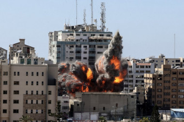 PONOVO PADAJU BOMBE PO GAZI: Izrael raketirao Hamasove položaje!