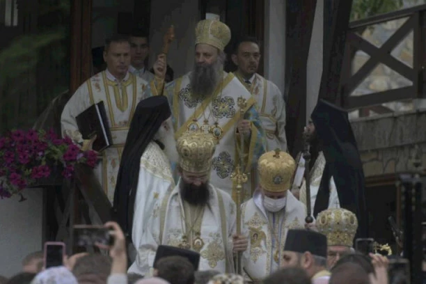 (VIDEO, FOTO) PATRIJARH OSVEŠTAO CRKVU SVETOG ARHANGELA GAVRILA U KOMPLEKSU MANASTIRA TUMANE! Nekoliko hiljada ljudi prisustvovalo događaju!
