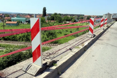 POKUŠAJ SAMOUBISTVA NA AUTOPUTU! Žena (55) skočila sa nadvožnjaka!