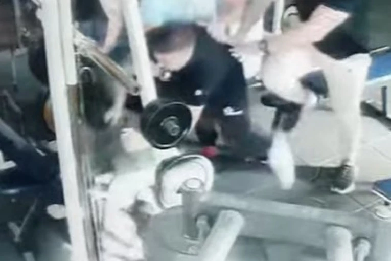 (UZNEMIRUJUĆI VIDEO) ČOVEKA IZ BORČE BRUTALNO PREBIJAJU TROJICA U NJEGOVOJ TERATANI! Pre toga ga prevarali za auto!